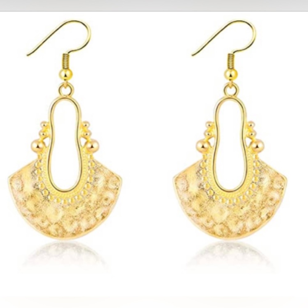 Beautiful earrings - Picture 1 of 3
